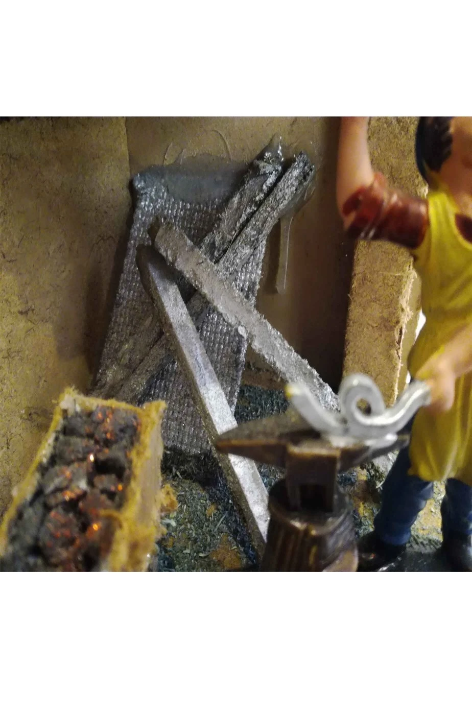 Ambientazione Presepe Fucina Del Fabbro In Legno E Plastica - immagine 2
