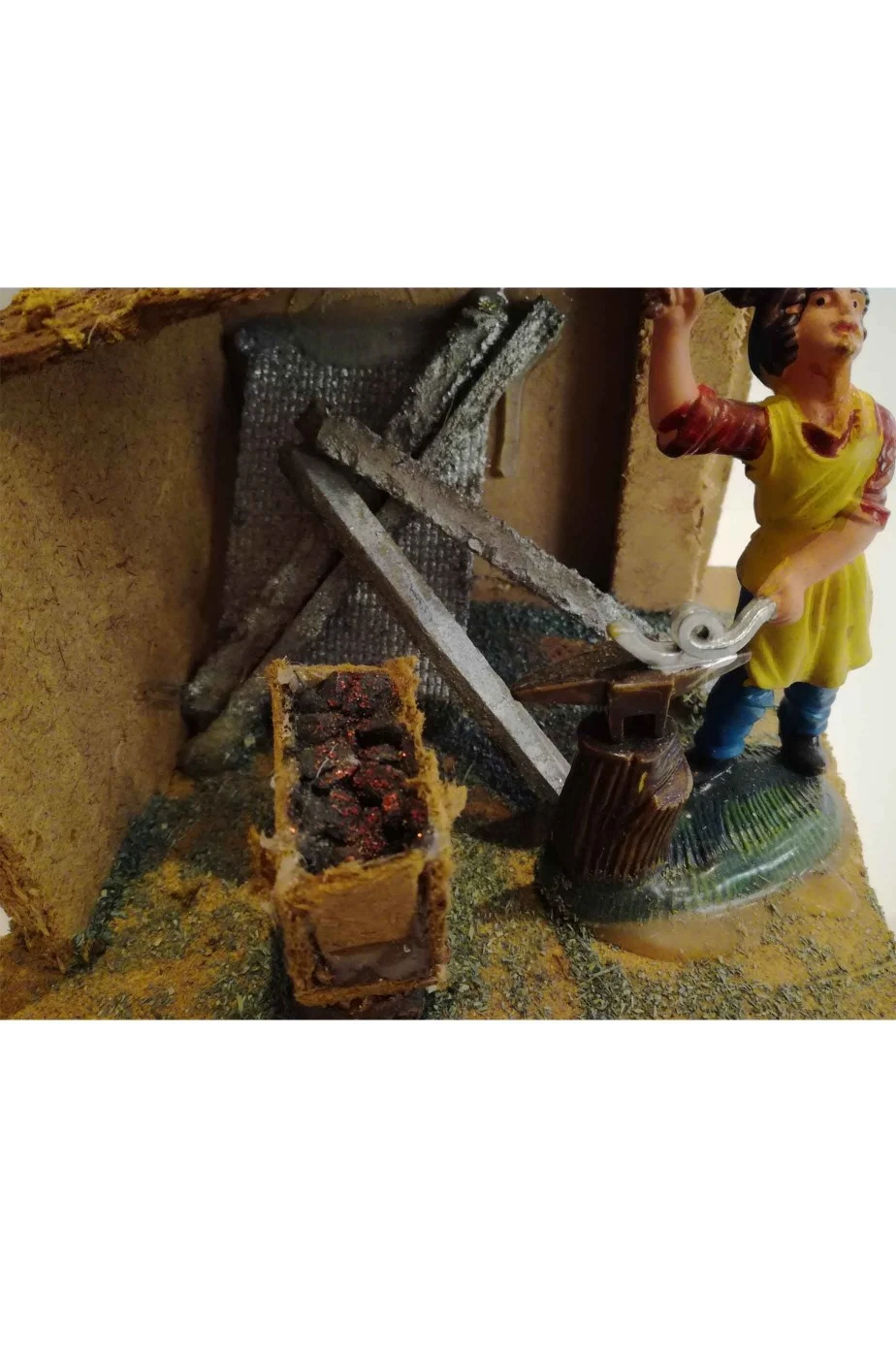 Ambientazione Presepe Fucina Del Fabbro In Legno E Plastica - immagine 3