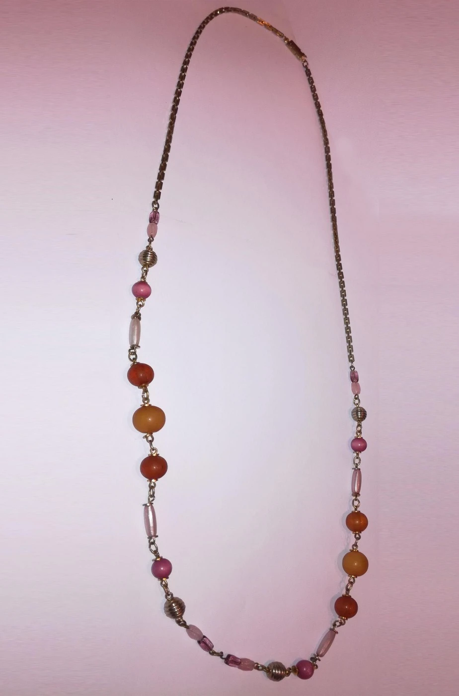 Collana Di Perle Finte Rotonde Ed Ovali Rosa Rosse Ed Arancio - immagine 2