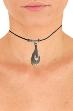 Collana Girocollo In Caucciu' Con Ciondolo Acciaio A Uncino