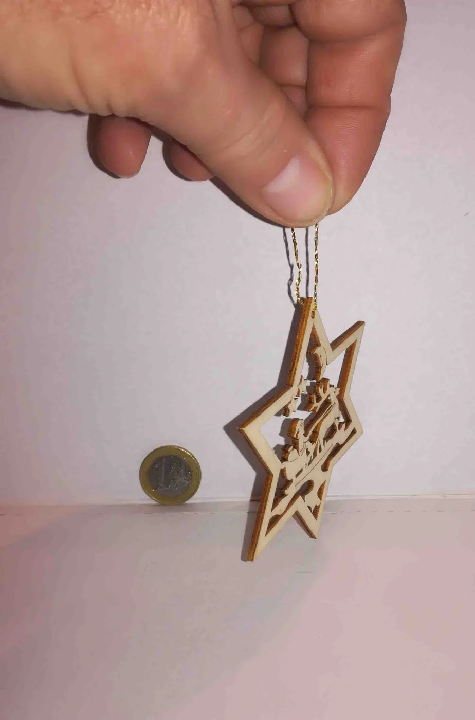 Decorazione Natalizia Stella Cometa In Legno Intarsiata Babbo Natale - immagine 2