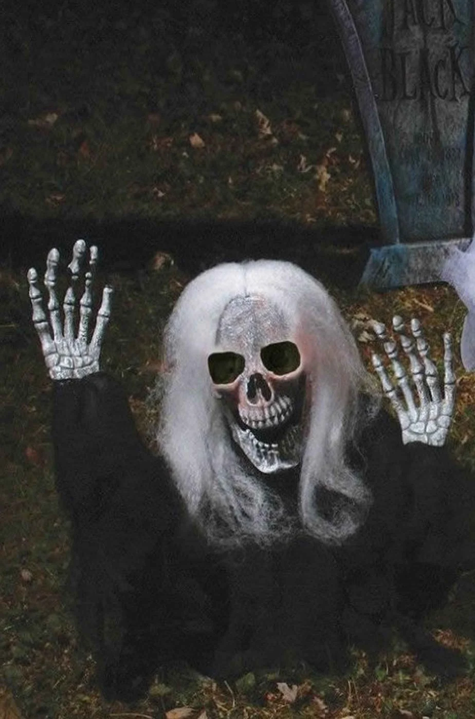 Allestimento Di Tre Decorazioni Halloween Da Giardino Scheletri Dal Terreno - immagine 3