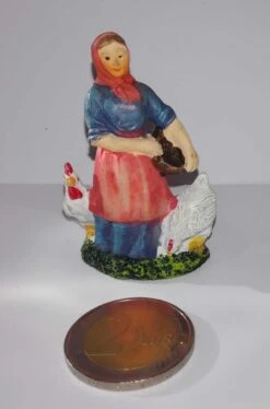 Figurina Presepe In Plastica (cm 5,5) Contadina Con Galline