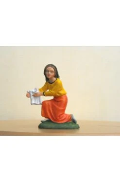 Figurina Presepe In Plastica (cm 7) Lavandaia Inginocchiata