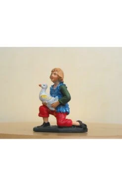 Figurina Presepe In Plastica (cm 7) Bambino Inginocchiato In Adorazione Con Oca