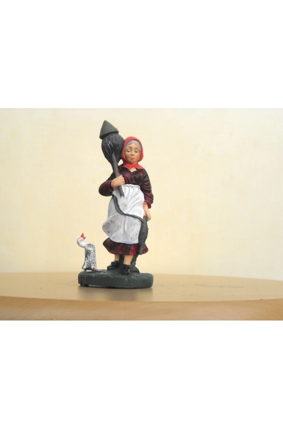 Figurina Presepe In Plastica (cm 10) Cardatrice Con Lana, Gomitolo E Oca