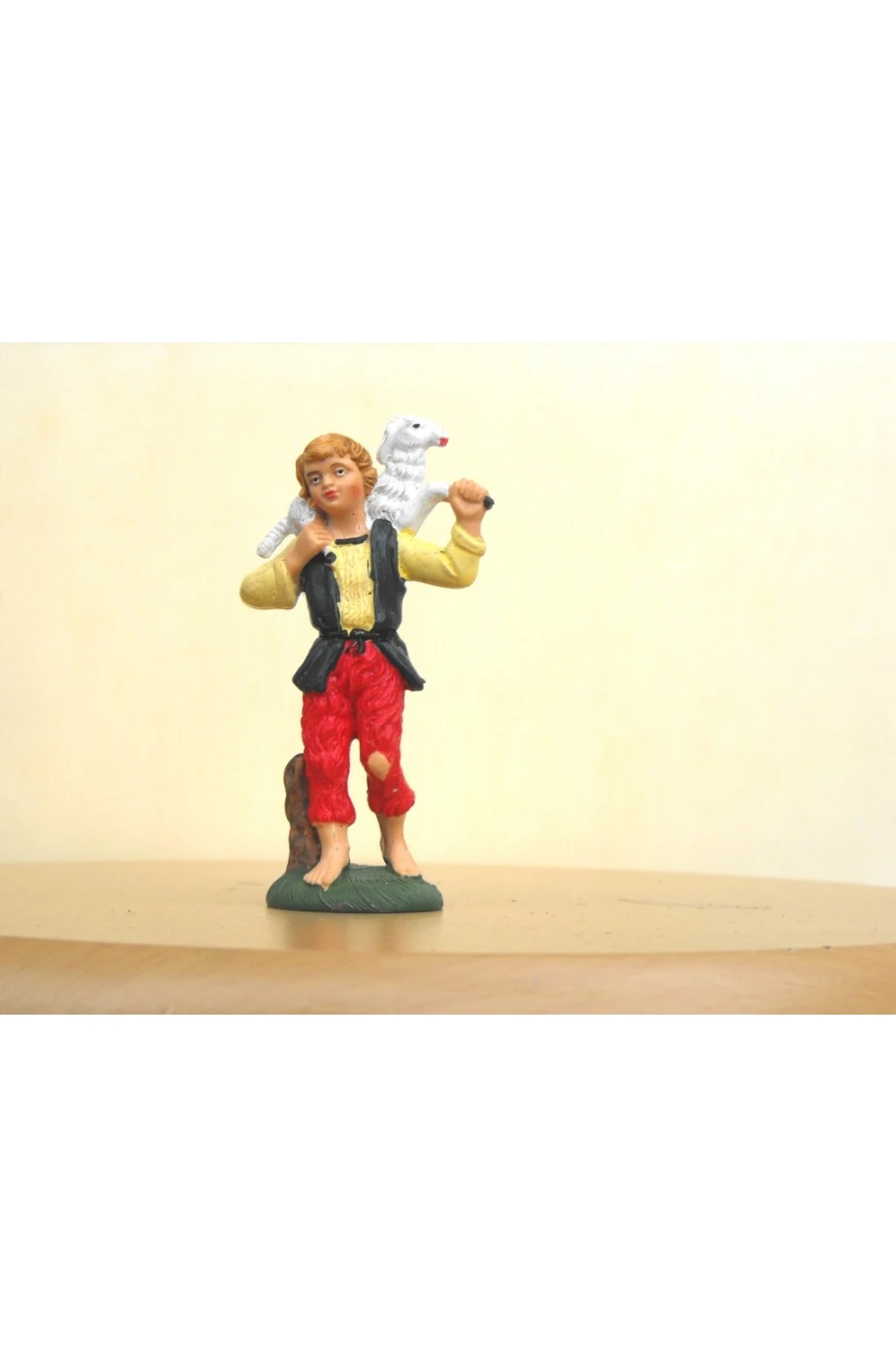 Figurina Presepe In Plastica (cm 10) Pastore Con Pecora Sulla Spalla
