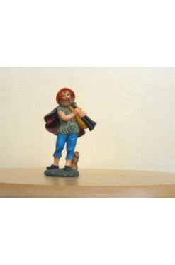 Figurina Presepe In Plastica (cm 10) Zampognaro Con Gilet Verde Pelliccia