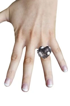 Gioiello Di Bigiotteria Anello Con Montatura A Fiore Con Grande Pietra A Cuore A Diamante