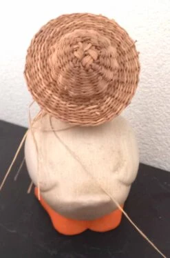 Papera Decorativa Di Terracotta Con Cappello E Fiocchetto Di Paglia